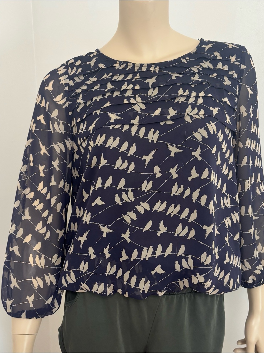 XXI Women's Navy Bird-Print Pleated Blouse Size Medium